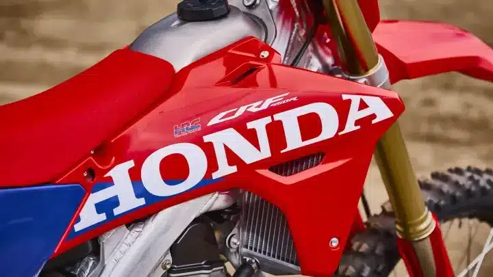 Nahaufnahme des roten Rahmens und der Verkleidung der Honda CRF450R mit sichtbarem Logo