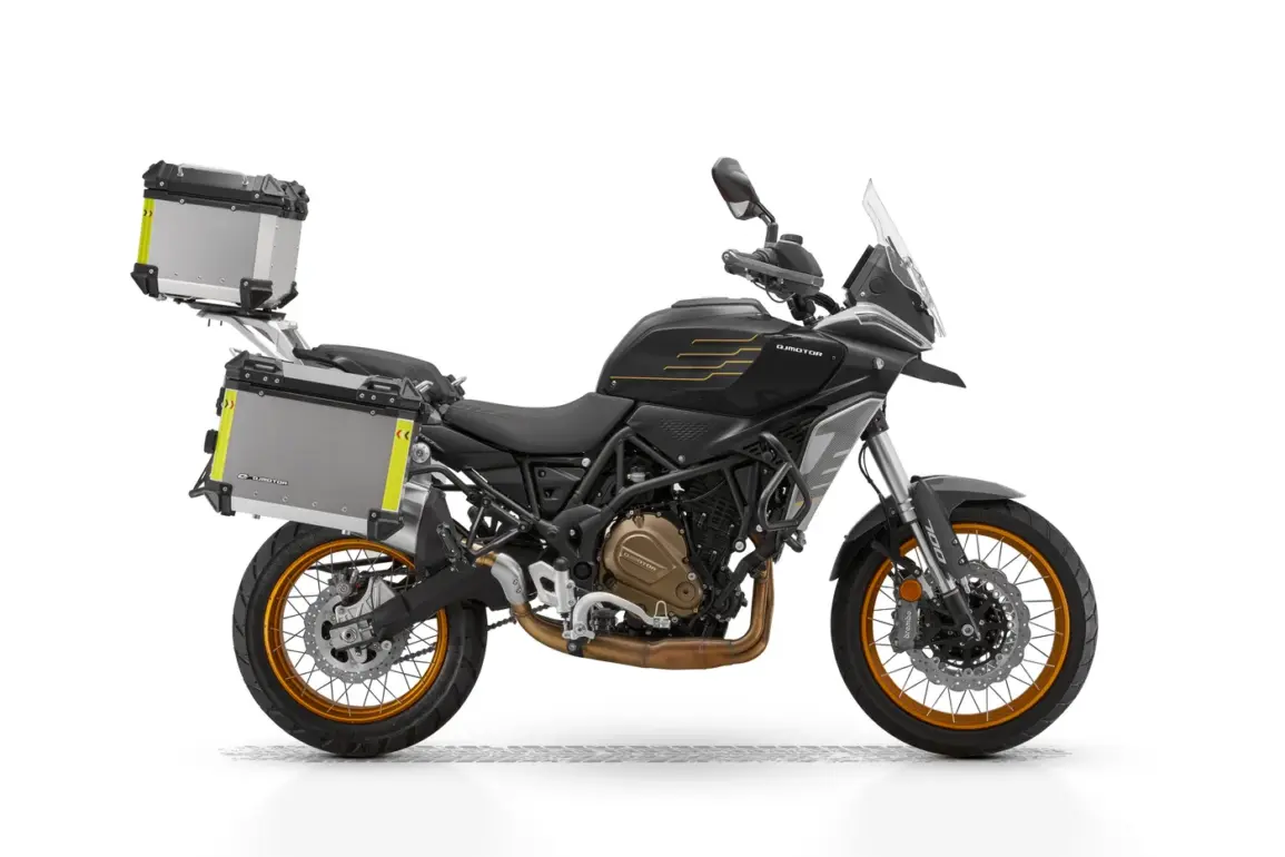 QJ Motor SRT 700 SX in Schwarz/Silber mit drei Alu-Koffern und goldenen Speichenfelgen, seitliche Ansicht