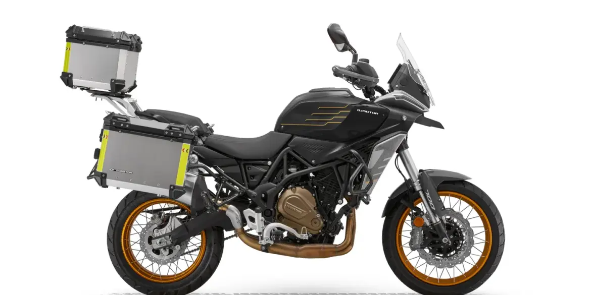 QJ Motor SRT 700 SX in Schwarz/Silber mit drei Alu-Koffern und goldenen Speichenfelgen, seitliche Ansicht
