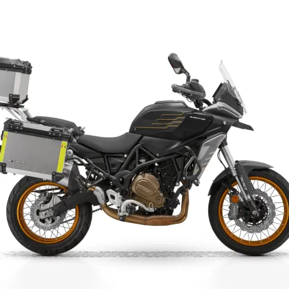 QJ Motor SRT 700 SX in Schwarz/Silber mit drei Alu-Koffern und goldenen Speichenfelgen, seitliche Ansicht