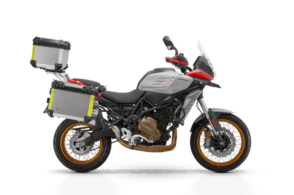 QJ Motor SRT 700 SX Reiseenduro, silber/rot, Seitenansicht, mit drei Alukoffern ausgestattet.