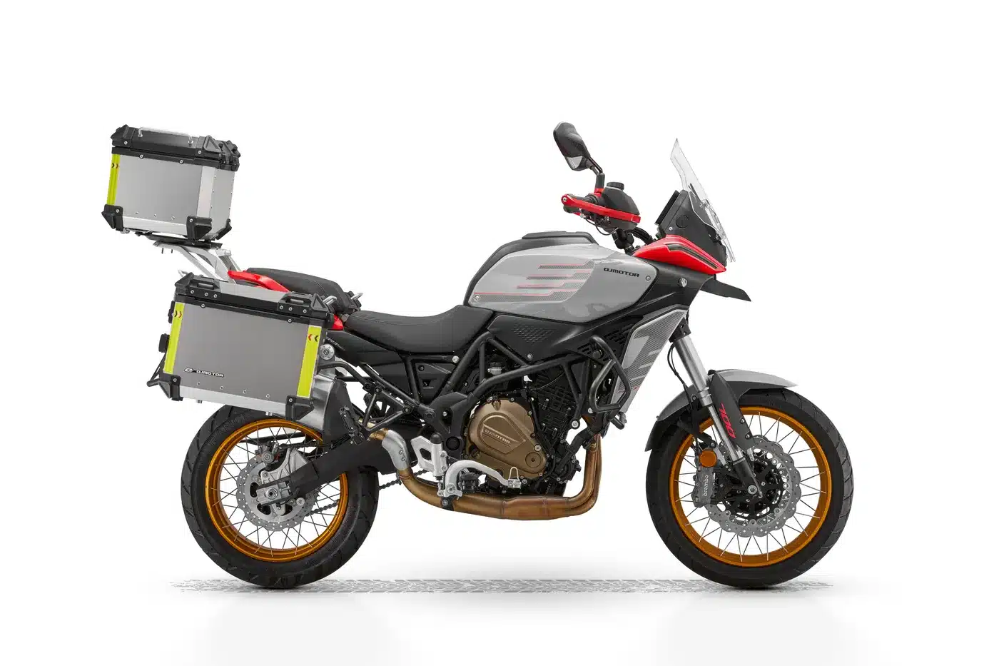 QJ Motor SRT 700 SX Reiseenduro, silber/rot, Seitenansicht, mit drei Alukoffern ausgestattet.