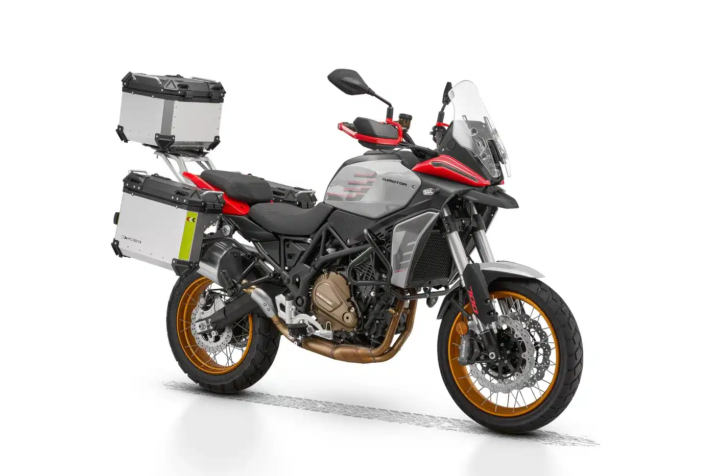 QJ Motor SRT 700 SX Reiseenduro mit drei Aluminiumkoffern, Windschild und goldenen Felgen in Silber/Rot.