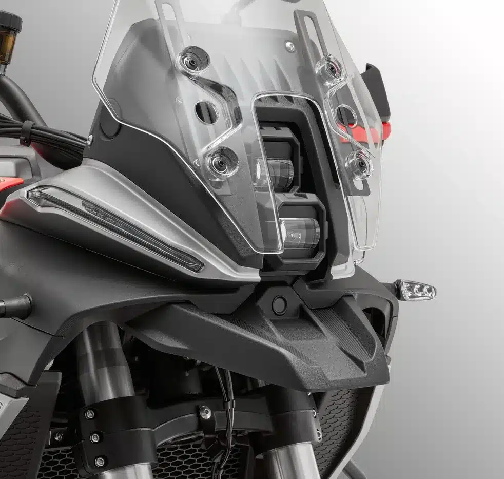 Frontdetail der QJ Motor SRT 700 SX mit Windschild und doppeltem LED-Scheinwerfer