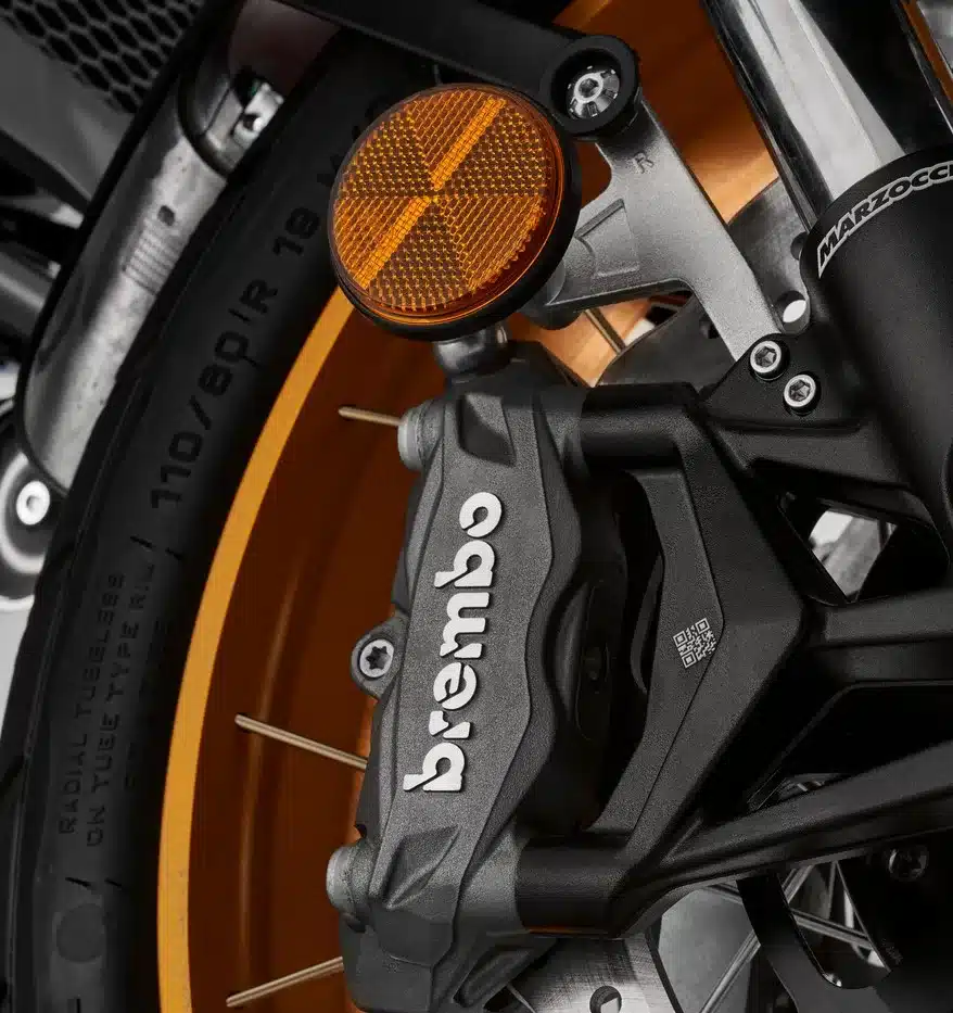Vorderrad mit Brembo-Bremssattel und Marzocchi-Gabel an einer QJ Motor SRT 700 SX