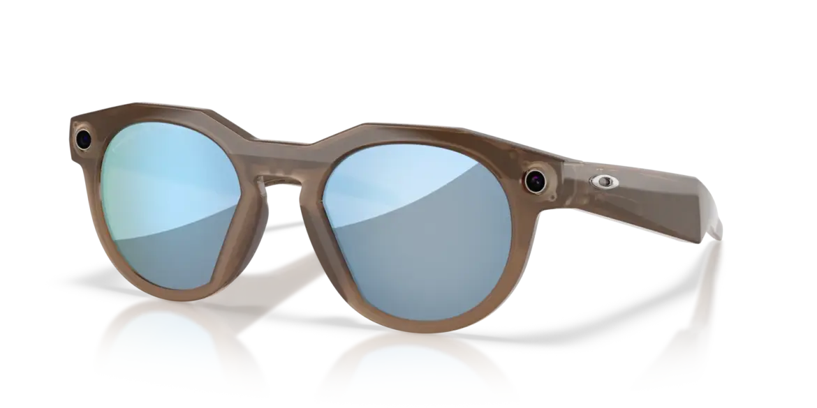 Oakley Meta HSTN Smartglass mit braunem Rahmen und blauen Prizm Deep Water Polarized Gläsern, Kamera integriert.