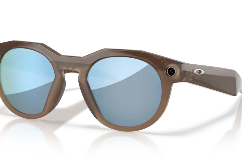Oakley Meta HSTN Smartglass mit braunem Rahmen und blauen Prizm Deep Water Polarized Gläsern, Kamera integriert.