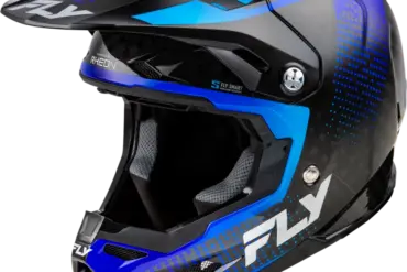 Motocross-Helm FLY Racing Formula S Carbon Protocol in Blau-Schwarz von der Seite vor weißem Hintergrund