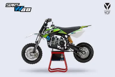 YCF START W88 E-Kindermotorrad auf einem Montageständer, seitlich fotografiert, Offroad-Bereifung und sportliches Design.