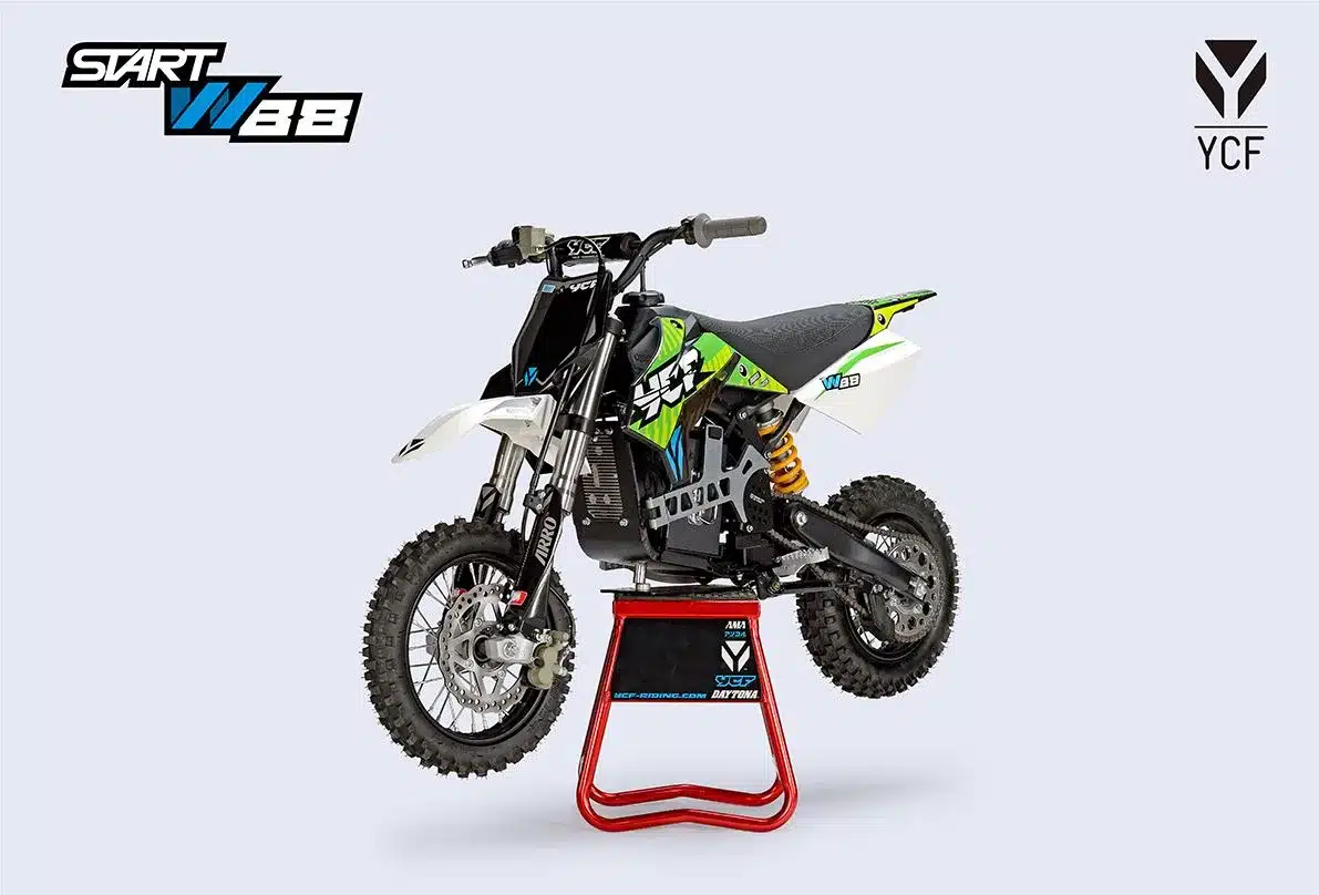 YCF START W88 Elektromotorrad für Kinder ab sechs Jahren, seitliche Ansicht auf Ständer, Offroad-Bereifung