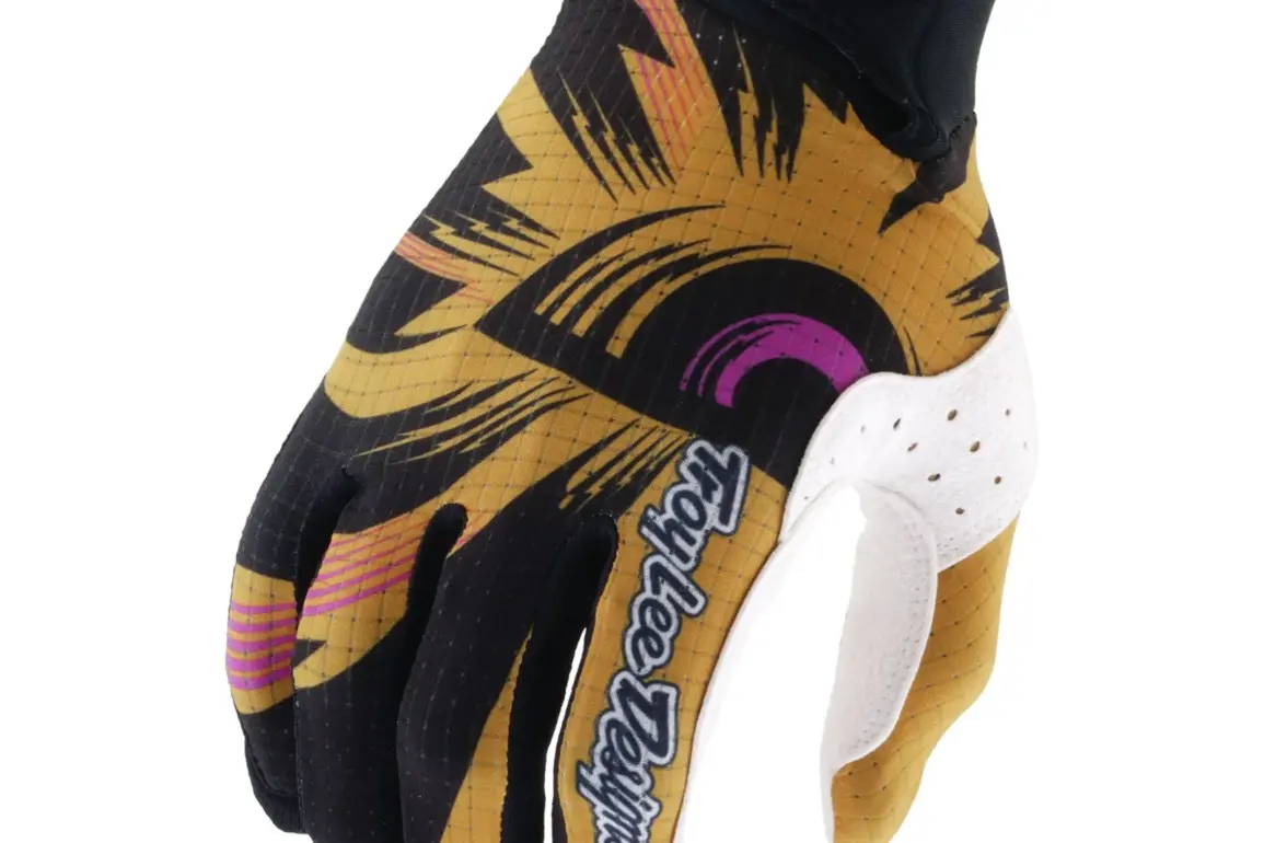 Belüfteter Fahrrad-Handschuh in Schwarz und Gold von Troy Lee Designs, Oberhand mit coolem Muster und weißen Belüftungsdetails