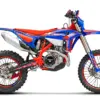 Beta RR Race 390 4T Enduro-Motorrad in blau-roter Lackierung seitlich aufgenommen