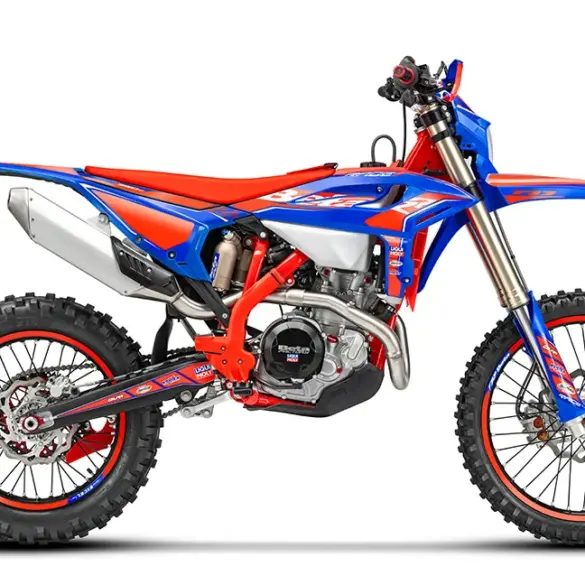 Beta RR Race 390 4T Enduro-Motorrad in blau-roter Lackierung seitlich aufgenommen