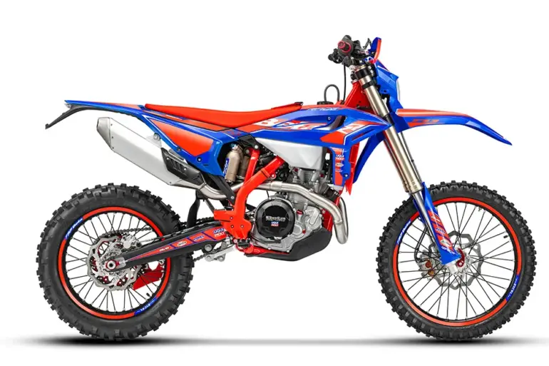 Beta RR Race 390 4T Enduro-Motorrad in blau-roter Lackierung seitlich aufgenommen
