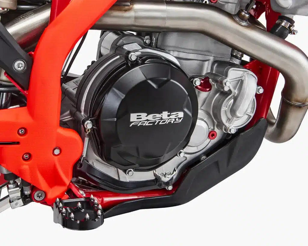 Nahaufnahme des Viertaktmotors und Rahmens der Beta RR Race 390 4T