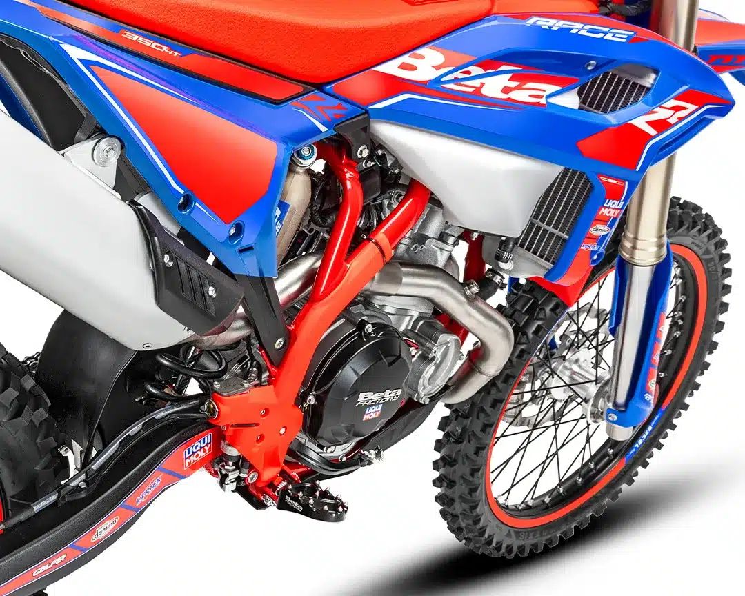 Detailansicht des Rahmens, Motors und Vorderrades der Beta RR Race 390 4T Enduro