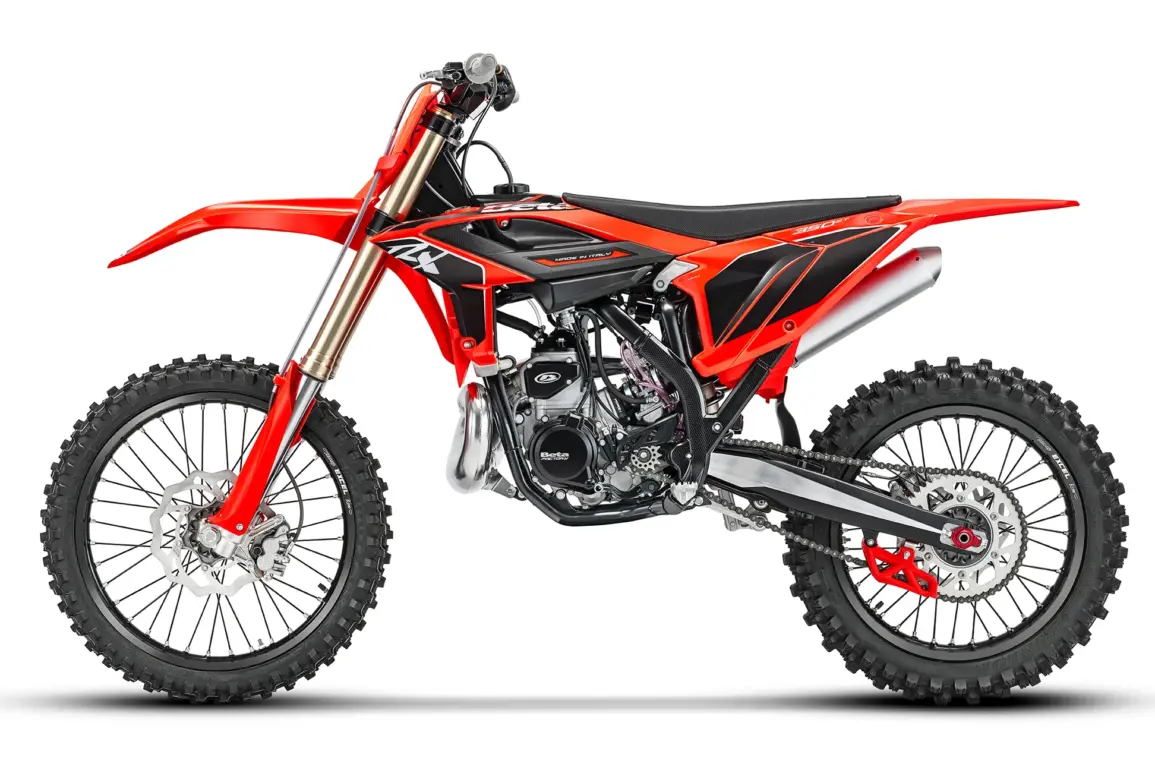 Beta RX 2T 350 MY27 in Seitenansicht, Motocross-Motorrad auf weißem Hintergrund.