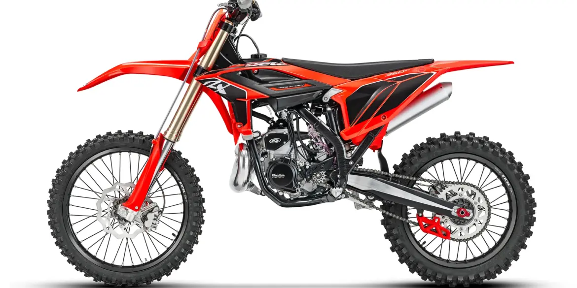 Beta RX 2T 350 MY27 in Seitenansicht, Motocross-Motorrad auf weißem Hintergrund.