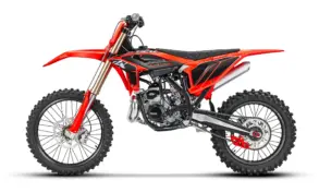 Beta RX 2T 350 MY27 in Seitenansicht, Motocross-Motorrad auf weißem Hintergrund.