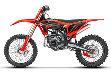 Beta RX 2T 350 MY27 in Seitenansicht, Motocross-Motorrad auf weißem Hintergrund.