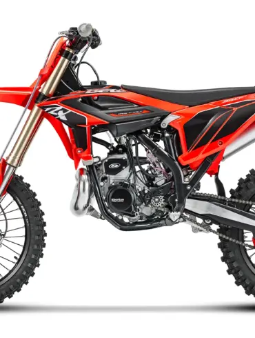 Beta RX 2T 350 MY27 in Seitenansicht, Motocross-Motorrad auf weißem Hintergrund.