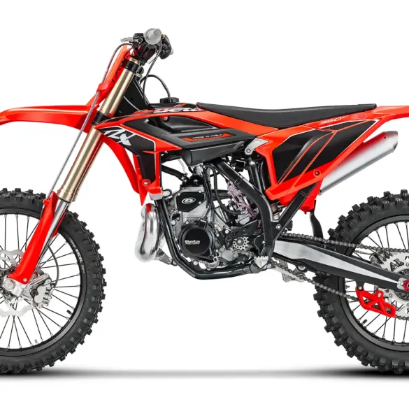 Beta RX 2T 350 MY27 in Seitenansicht, Motocross-Motorrad auf weißem Hintergrund.