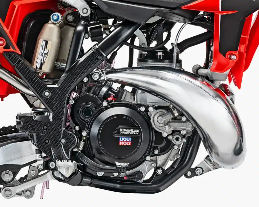 Detailaufnahme des Motors und Fahrwerks der Beta RX 2T 350