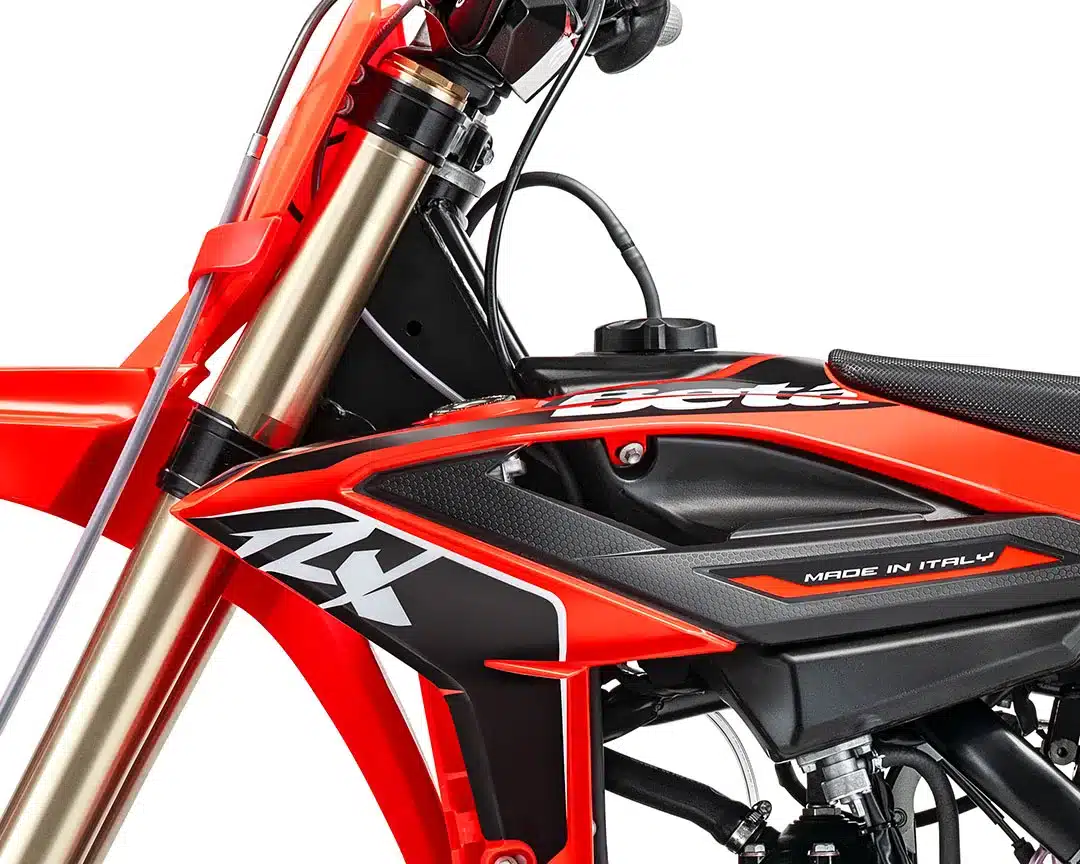 Nahaufnahme des Tanks und Rahmens einer Beta RX 2T 350 Motocross-Maschine