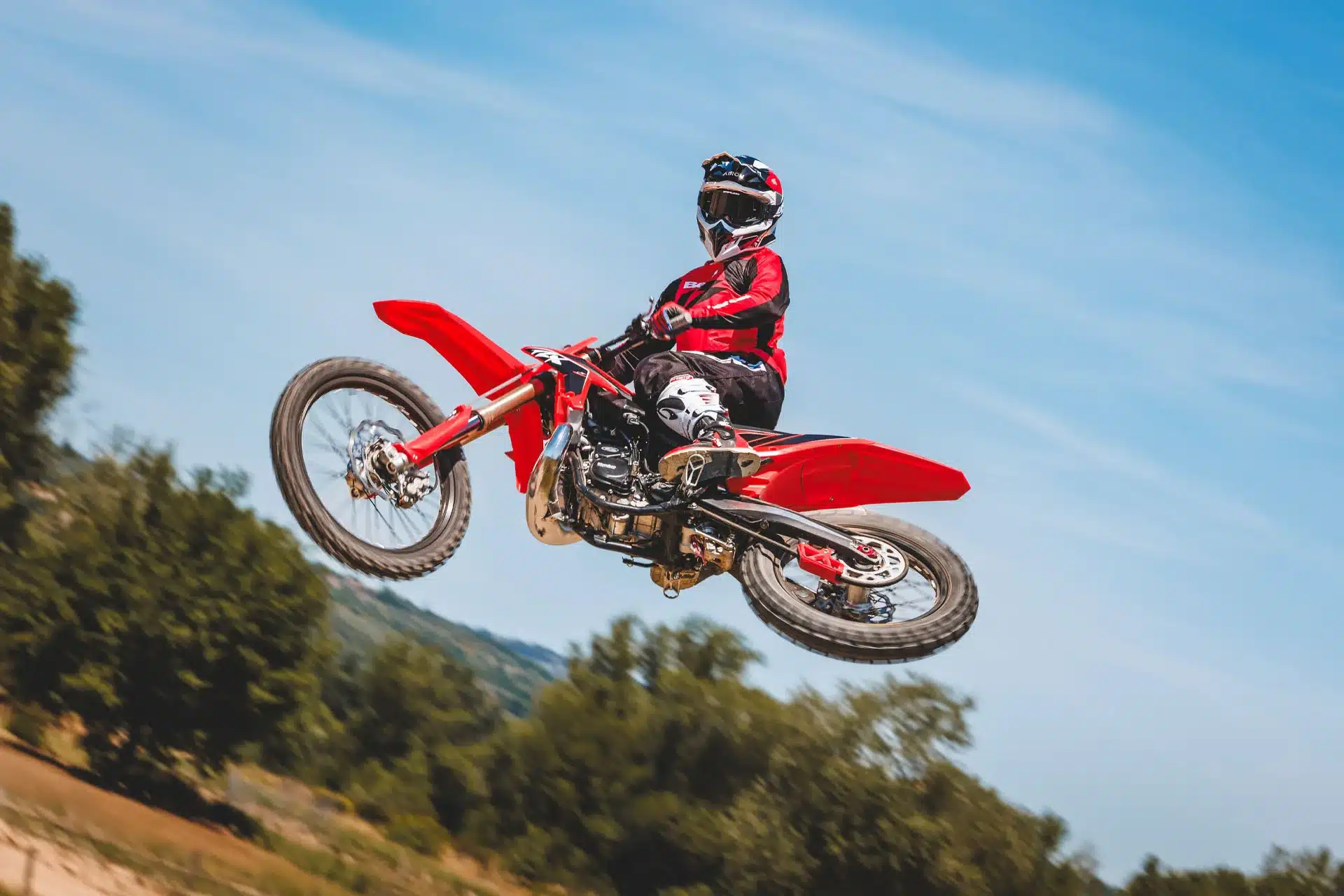 Beta RX 2T 350 Motorrad im Sprung auf Motocross-Strecke bei Tageslicht