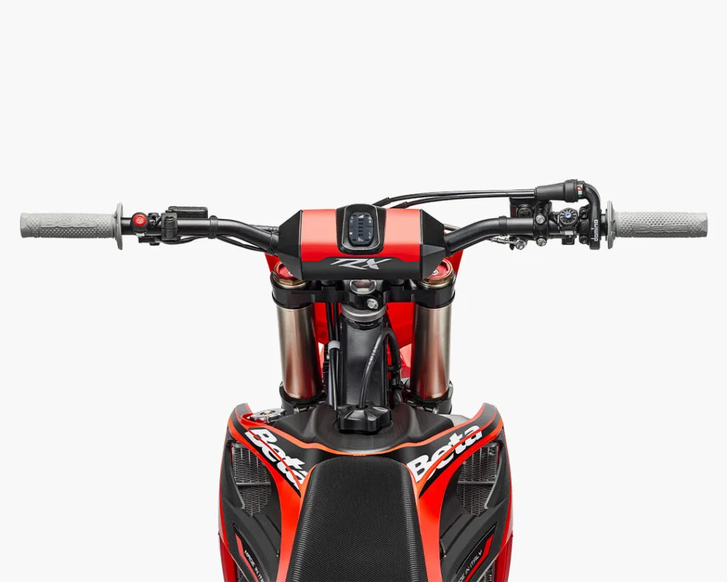 Lenker mit Bedienelementen und Cockpit der Beta RX 4T 450 aus Fahrerperspektive