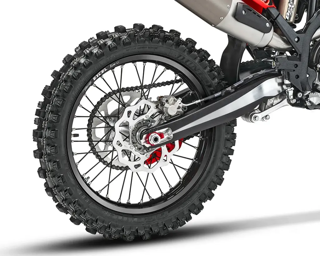 Hinterrad mit grobstolligem Dunlop-Reifen, Bremsscheibe und Auspuff der Beta RX 4T 450 2027