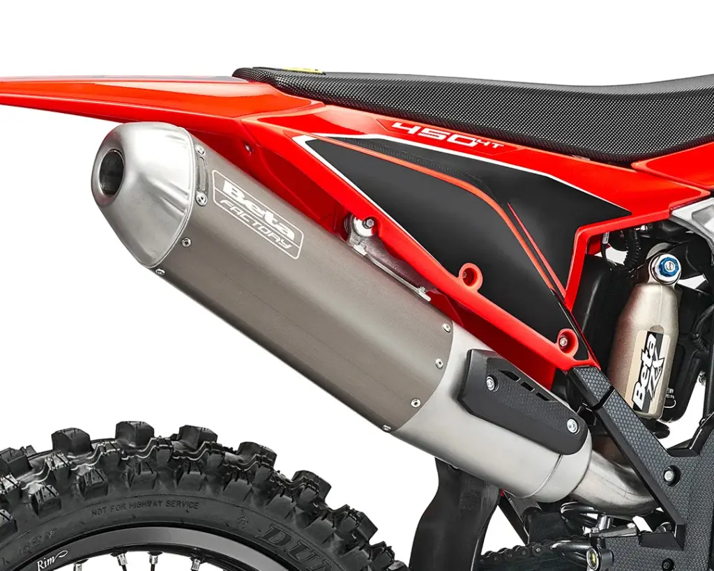 Auspuff und Seitenverkleidung der Beta RX 4T 450, Motocross-Motorrad Modell 2027