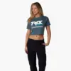 Frau trägt ein kurzes Damen-T-Shirt mit Karomuster und FOX-Logo