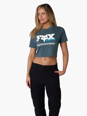 Frau trägt ein kurzes Damen-T-Shirt mit Karomuster und FOX-Logo
