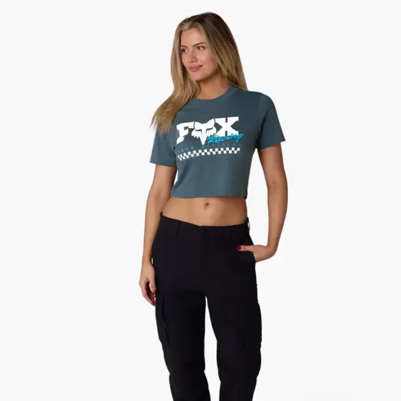 Frau trägt ein kurzes Damen-T-Shirt mit Karomuster und FOX-Logo