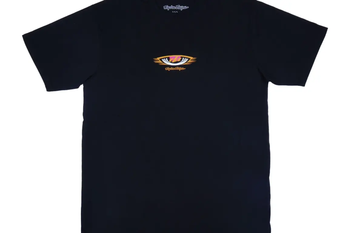 Kurzärmliges, schwarzes Cyclops Black T-Shirt mit kleinem farbigen Motiv auf der Brust.