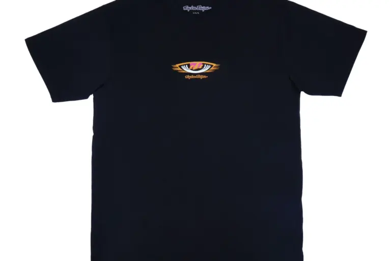 Kurzärmliges, schwarzes Cyclops Black T-Shirt mit kleinem farbigen Motiv auf der Brust.