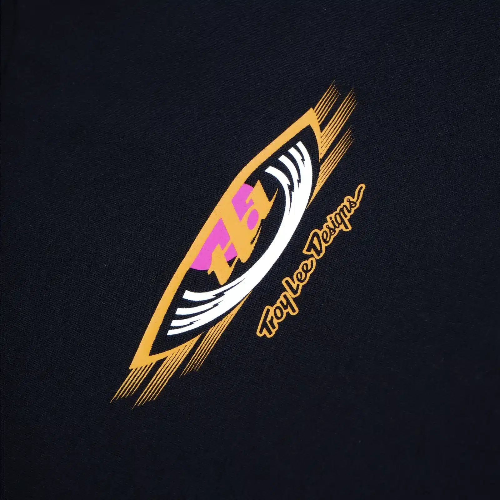 Nahaufnahme des Cyclops-Logos mit Troy Lee Designs-Schriftzug auf schwarzem Shirt