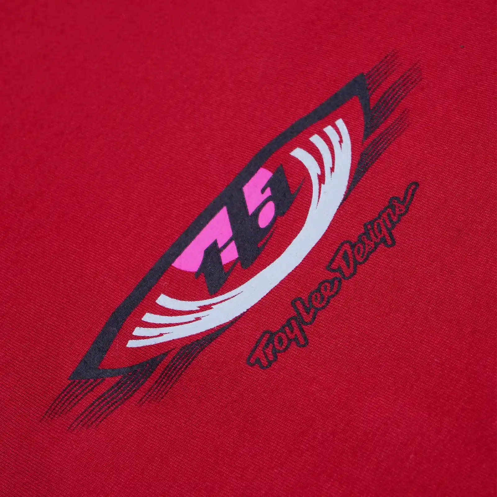 Nahaufnahme eines roten T-Shirts mit grafischem Logo und Schriftzug