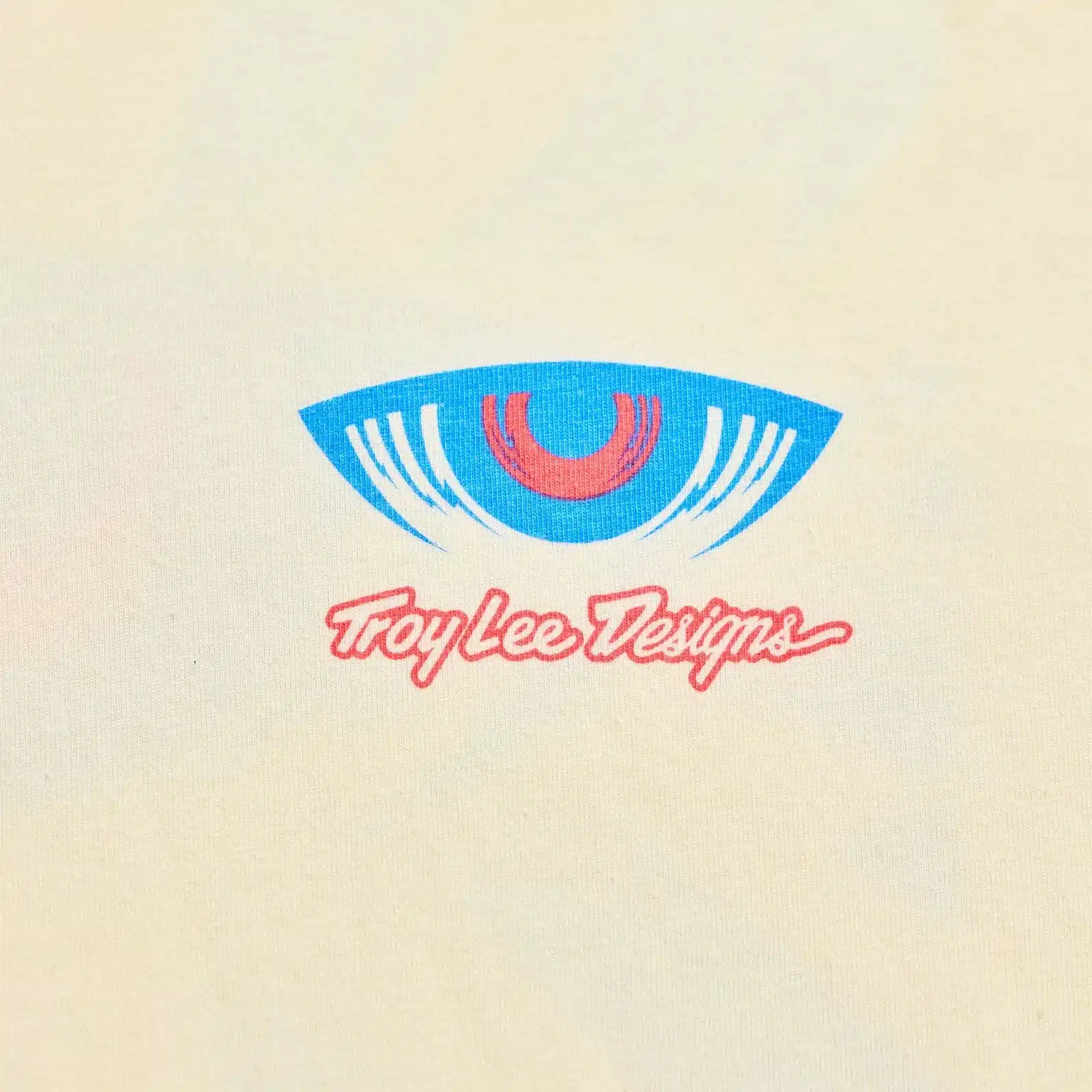 Cyclops Motiv und Troy Lee Designs Schriftzug auf kurzärmeligem Shirt in Nahaufnahme