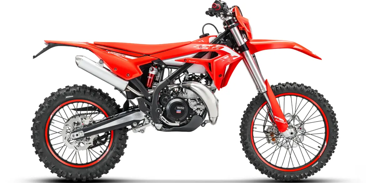 Beta Xtrainer 300 Enduro-Motorrad in Seitenansicht mit moderner Grafik und robuster Offroad-Ausstattung.