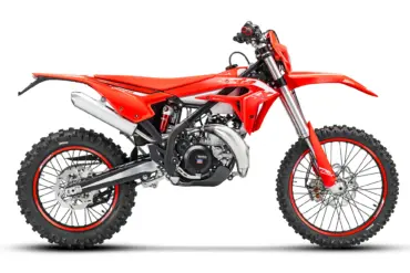Beta Xtrainer 300 Enduro-Motorrad in Seitenansicht mit moderner Grafik und robuster Offroad-Ausstattung.