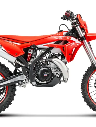 Beta Xtrainer 300 Enduro-Motorrad in Seitenansicht mit moderner Grafik und robuster Offroad-Ausstattung.