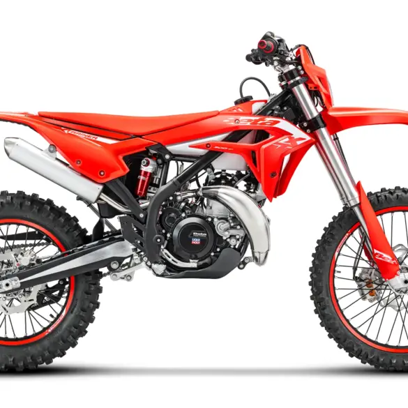 Beta Xtrainer 300 Enduro-Motorrad in Seitenansicht mit moderner Grafik und robuster Offroad-Ausstattung.