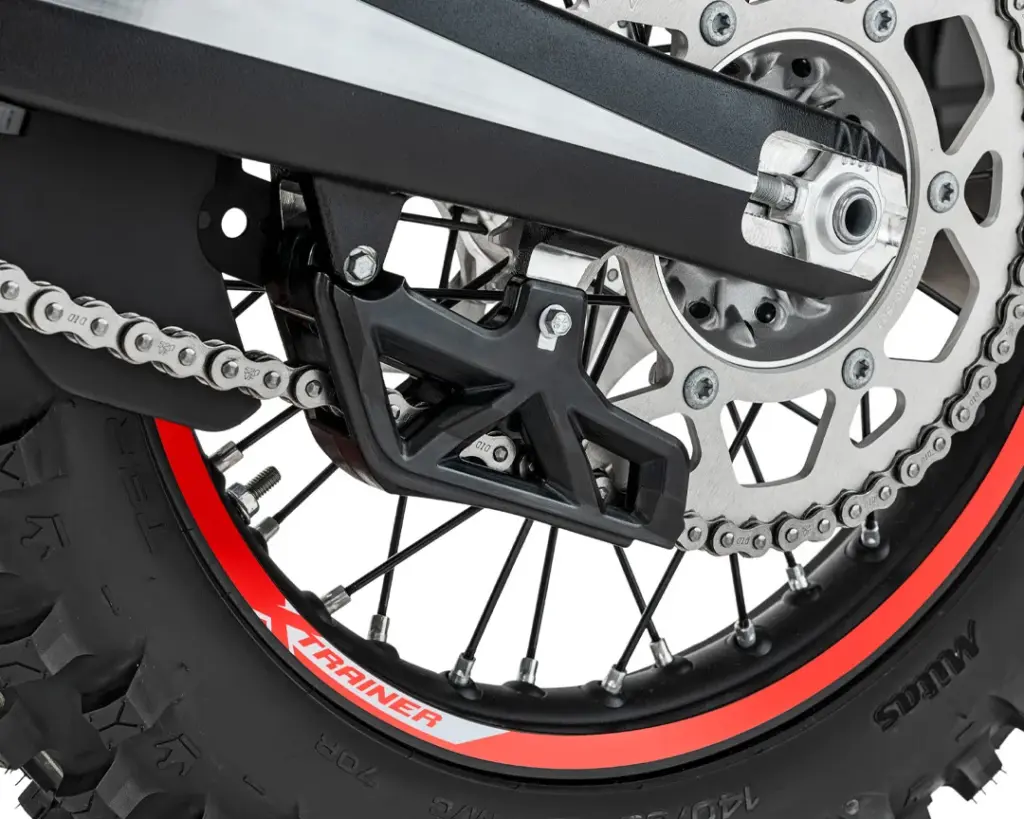 Detailansicht des Hinterrads der Beta Xtrainer 300 mit verstärkter Kettenführung und massiver Wave-Bremsscheibe.