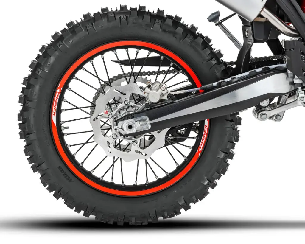 Hinterrad mit massiver Wave-Bremsscheibe und robuster Kettenführung der Beta Xtrainer 300
