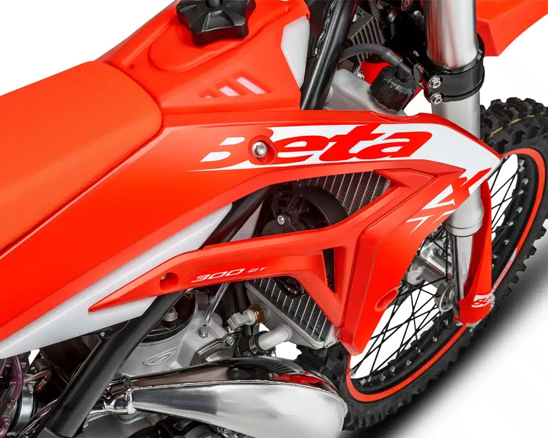 Detailaufnahme des Motors und Rahmens der Beta Xtrainer 300 Enduro, Modelljahr 2027