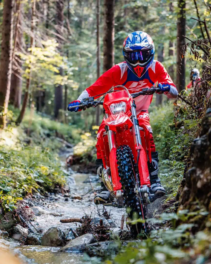 Beta Xtrainer 300 fährt durch einen Waldbach im Gelände