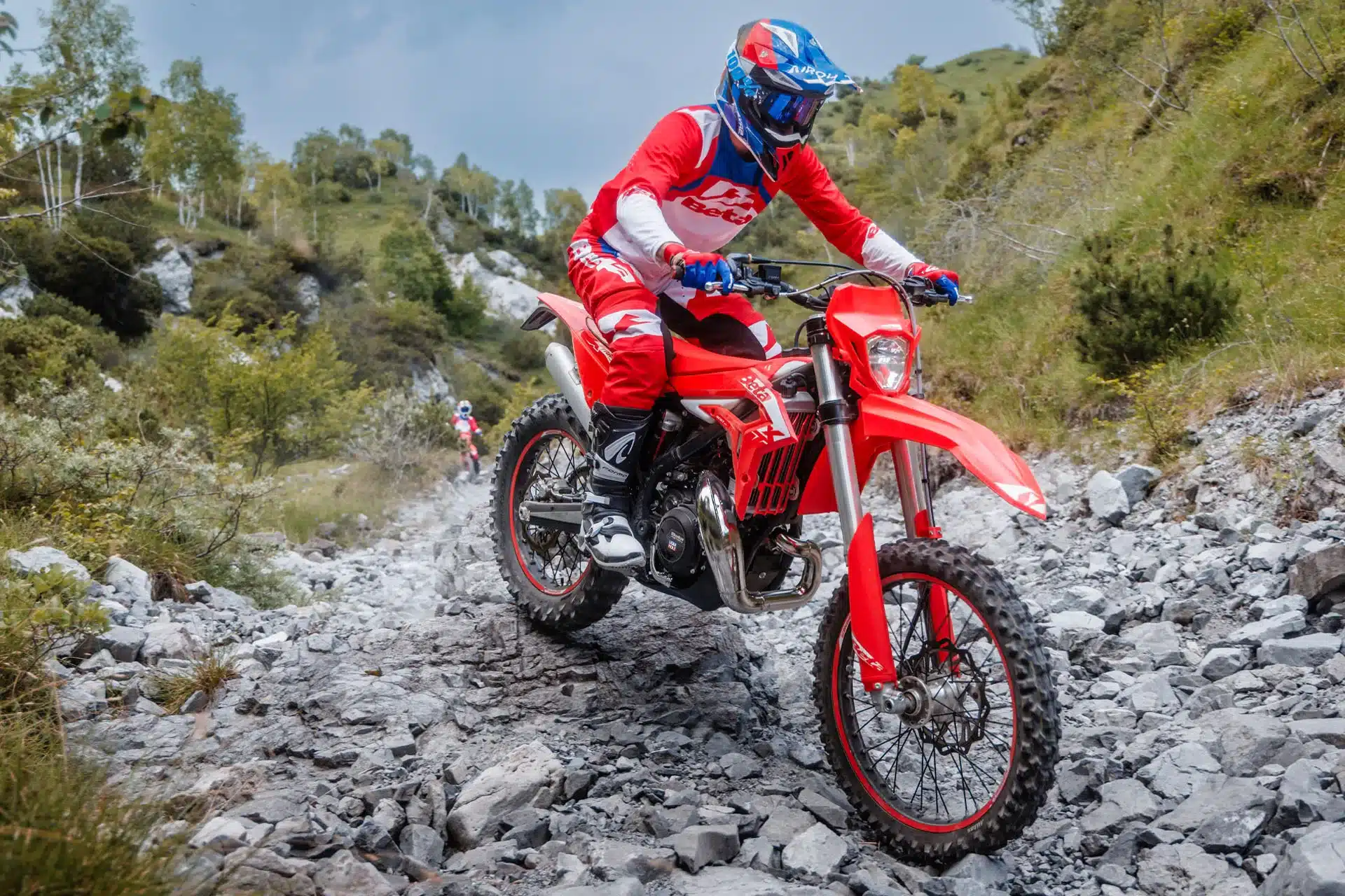 Beta Xtrainer 300 Enduro-Motorrad fährt auf steiniger Piste im Gelände