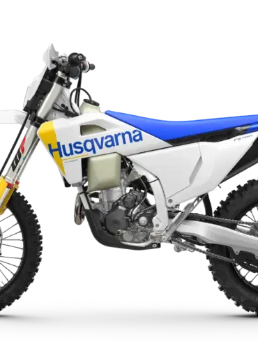 Husqvarna FE 350 2027 Seitenansicht, Enduro-Motorrad in Weiß mit blauem Sitz, gelber Gabel und Offroad-Bereifung.